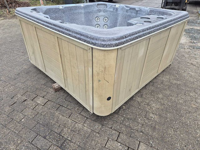 Island spa 7 persoons jacuzzi en buitenspa - afbeelding 1 van  25