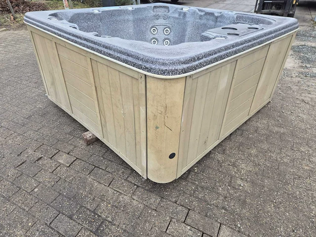 Island spa 7 persoons jacuzzi en buitenspa - afbeelding 13 van  26