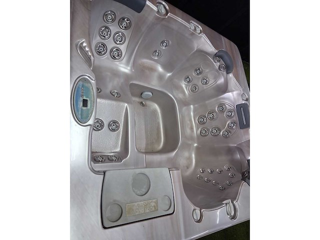 Island spa jacuzzi - afbeelding 9 van  9