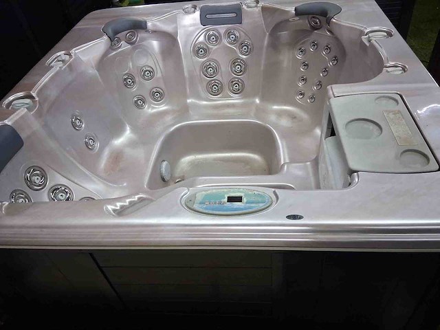 Island spa jacuzzi - afbeelding 1 van  5