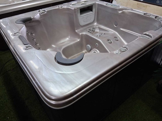 Island spa jacuzzi - afbeelding 1 van  9