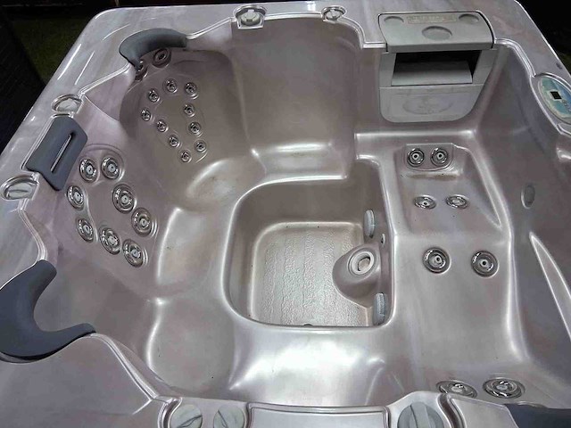 Island spa jacuzzi - afbeelding 1 van  1