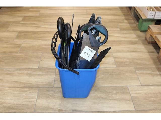 Isolatiemateriaal-zagen in emmer. - afbeelding 1 van  2