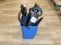 Isolatiemateriaal-zagen in emmer. - afbeelding 1 van  2