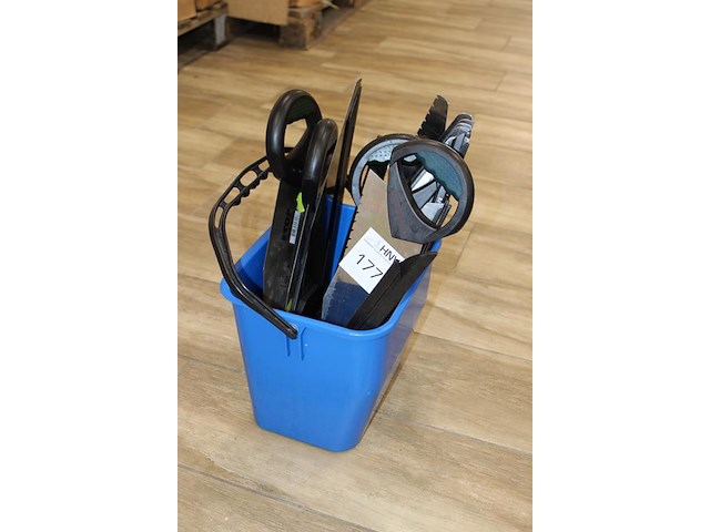 Isolatiemateriaal-zagen in emmer. - afbeelding 2 van  2