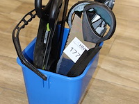 Isolatiemateriaal-zagen in emmer. - afbeelding 2 van  2