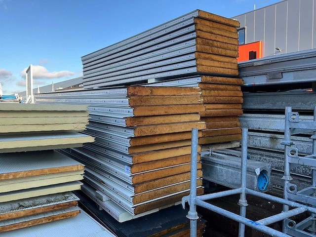 Isopan sandwichpanelen (32x) - afbeelding 1 van  4