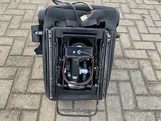 Isri trekker stoel elektrisch bedienbaar - afbeelding 6 van  7