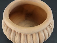 Italiaans terracotta cache-pot decorato - afbeelding 3 van  5