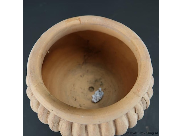 Italiaans terracotta cache-pot decorato - afbeelding 4 van  5