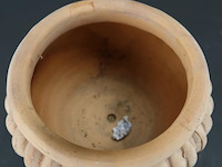 Italiaans terracotta cache-pot decorato - afbeelding 4 van  5