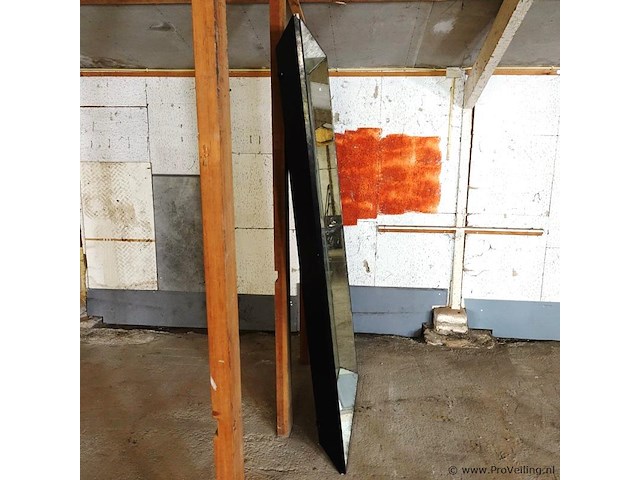 Italiaanse spiegel van halverwege de 20ste eeuw. met geschulpte omlijsting. reeds fraaie verwering . - afbeelding 4 van  12