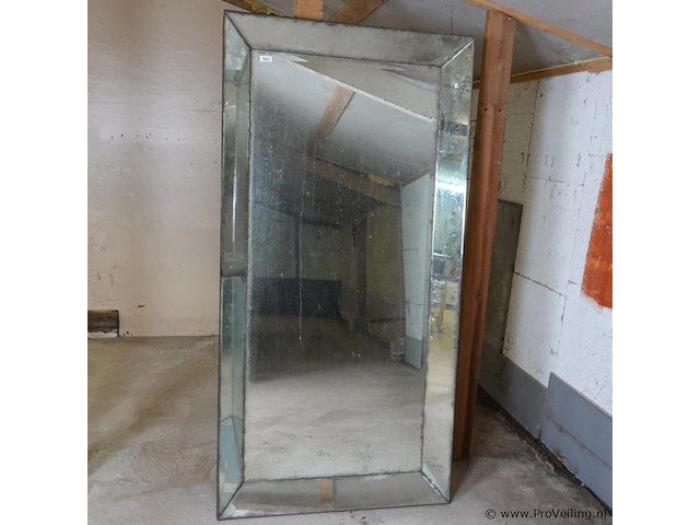 Italiaanse spiegel van halverwege de 20ste eeuw. met geschulpte omlijsting. reeds fraaie verwering . - afbeelding 1 van  12