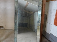 Italiaanse spiegel van halverwege de 20ste eeuw. met geschulpte omlijsting. reeds fraaie verwering .