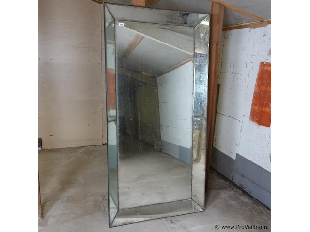 Italiaanse spiegel van halverwege de 20ste eeuw. met geschulpte omlijsting. reeds fraaie verwering . - afbeelding 5 van  12