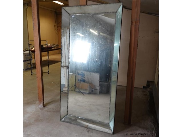 Italiaanse spiegel van halverwege de 20ste eeuw. met geschulpte omlijsting. reeds fraaie verwering . - afbeelding 6 van  12