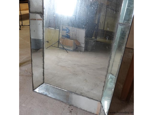 Italiaanse spiegel van halverwege de 20ste eeuw. met geschulpte omlijsting. reeds fraaie verwering . - afbeelding 8 van  12