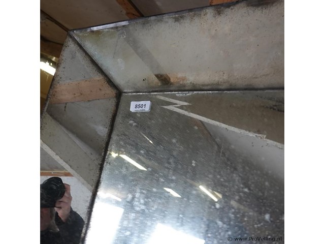 Italiaanse spiegel van halverwege de 20ste eeuw. met geschulpte omlijsting. reeds fraaie verwering . - afbeelding 9 van  12