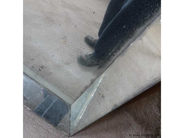 Italiaanse spiegel van halverwege de 20ste eeuw. met geschulpte omlijsting. reeds fraaie verwering . - afbeelding 10 van  12