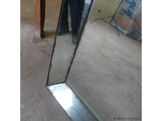 Italiaanse spiegel van halverwege de 20ste eeuw. met geschulpte omlijsting. reeds fraaie verwering . - afbeelding 11 van  12