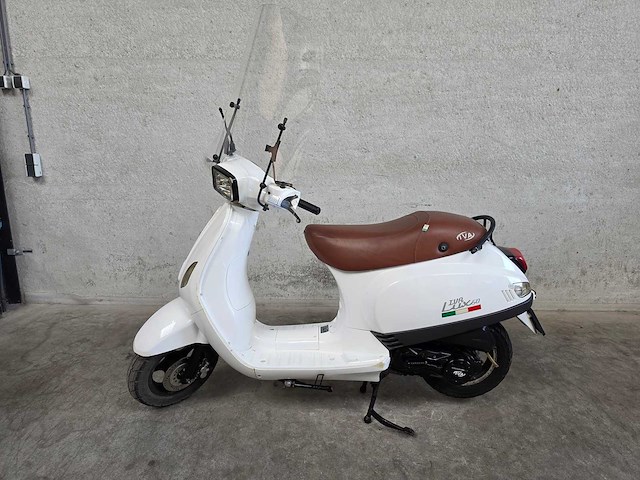 Iva - bromscooter - lux - 4t 45km uitvoering d069jj - afbeelding 1 van  6