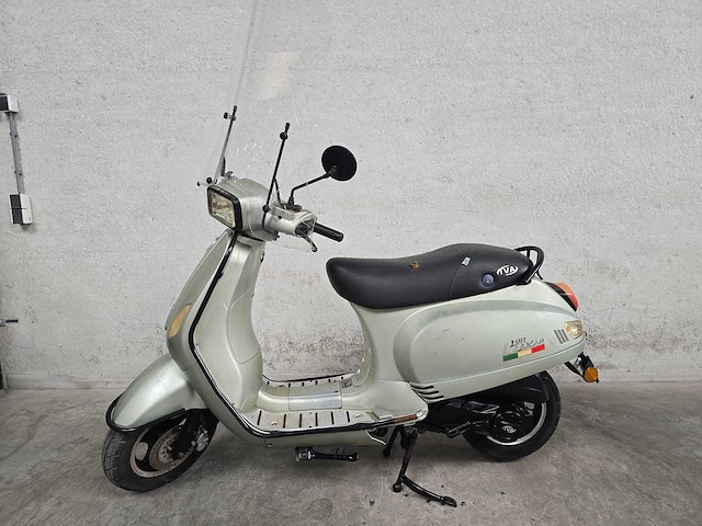 Iva - snorscooter - lux - brommer - afbeelding 1 van  5