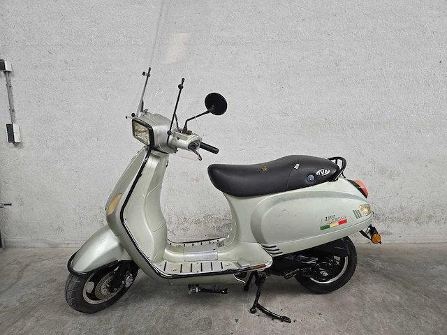 Iva - snorscooter - lux - brommer - afbeelding 1 van  7