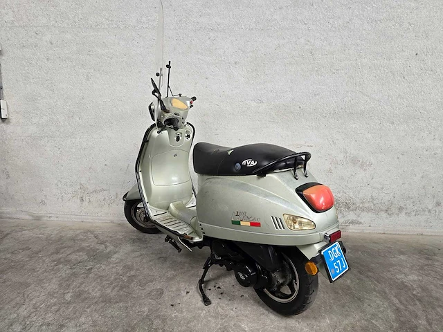 Iva - snorscooter - lux - brommer - afbeelding 6 van  7