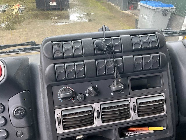 Iveco - 2004 - eurocargo 80e18 - container vrachtwagen met kabelsysteem - afbeelding 8 van  19
