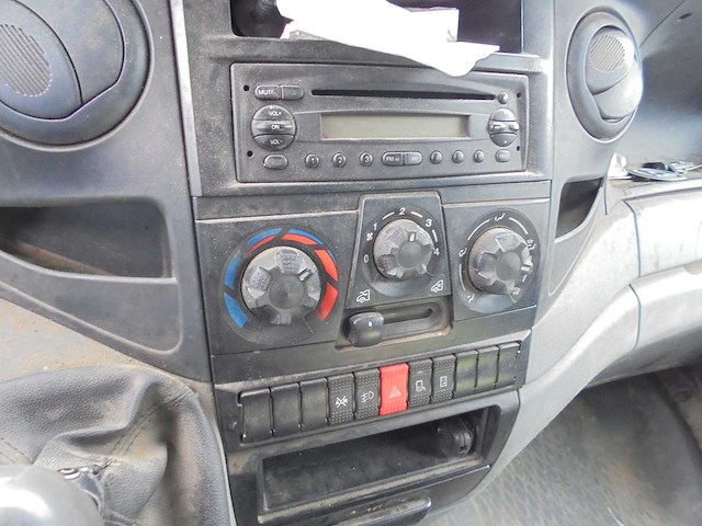 Iveco - 29 l 12v 330 h2 - 02-vzj-1 - afbeelding 2 van  5