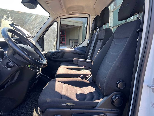 Iveco - daily - 35c16d 2.3 375 - iveco - afbeelding 4 van  22