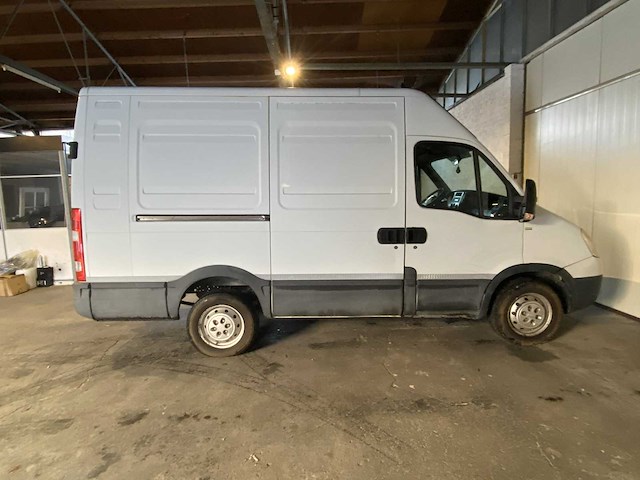 Iveco - daily - 35s14v 300 h2 l - van - afbeelding 6 van  16