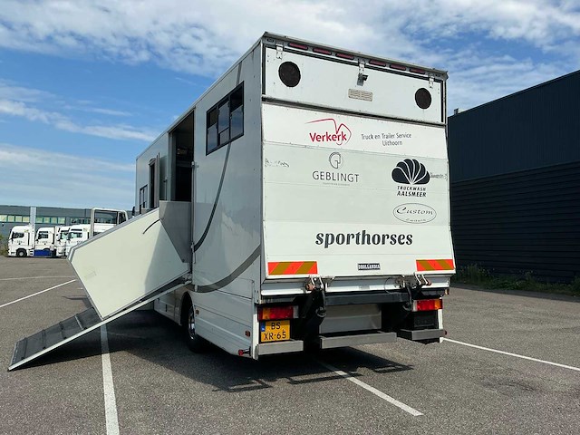 Iveco - vrachtwagen voor paardentransport - afbeelding 21 van  35