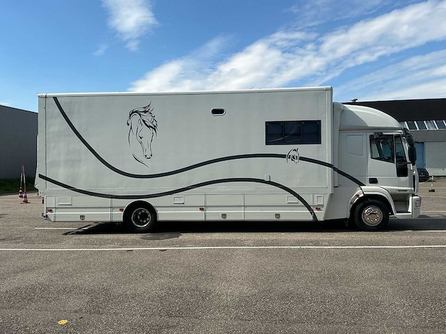 Iveco - vrachtwagen voor paardentransport - afbeelding 24 van  35