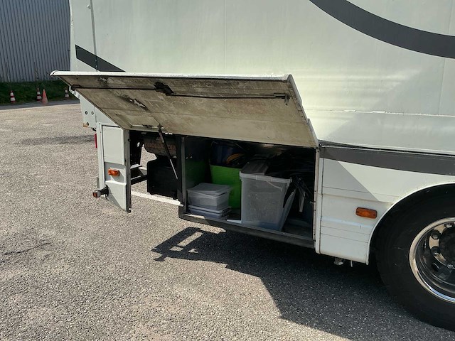Iveco - vrachtwagen voor paardentransport - afbeelding 25 van  35