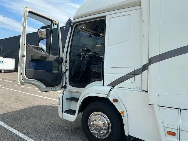Iveco - vrachtwagen voor paardentransport - afbeelding 31 van  35