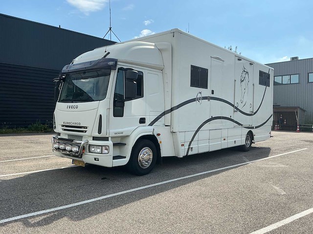 Iveco - vrachtwagen voor paardentransport - afbeelding 1 van  22