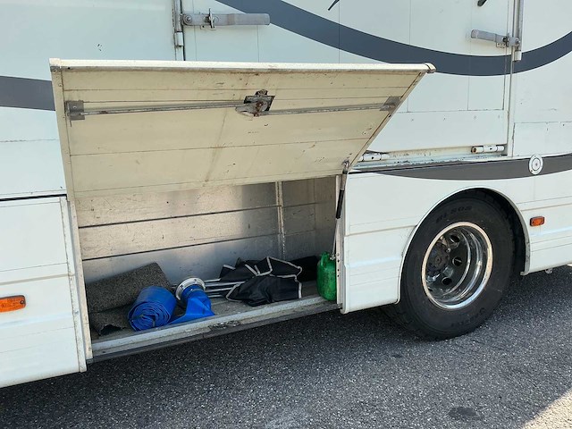 Iveco - vrachtwagen voor paardentransport - afbeelding 16 van  22