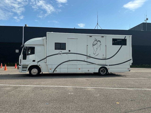 Iveco - vrachtwagen voor paardentransport - afbeelding 15 van  22