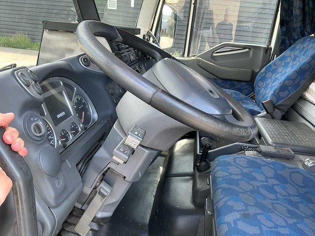 Iveco - vrachtwagen voor paardentransport - afbeelding 20 van  22