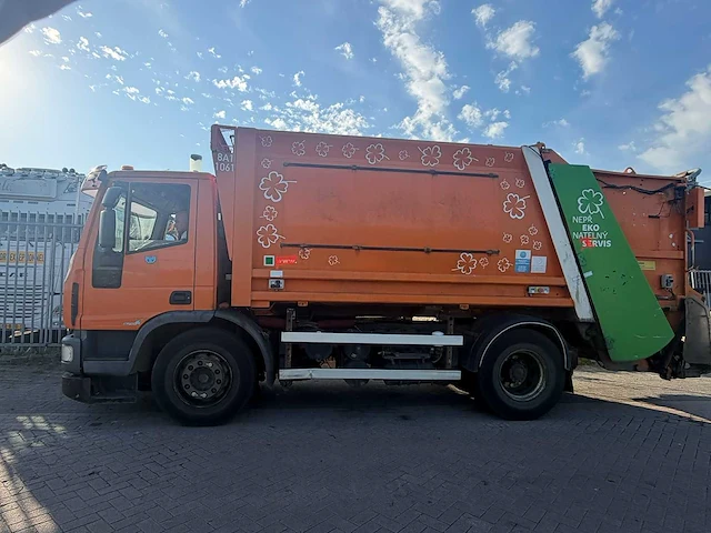 Iveco - vuilniswagen - vrachtwagen - afbeelding 2 van  11