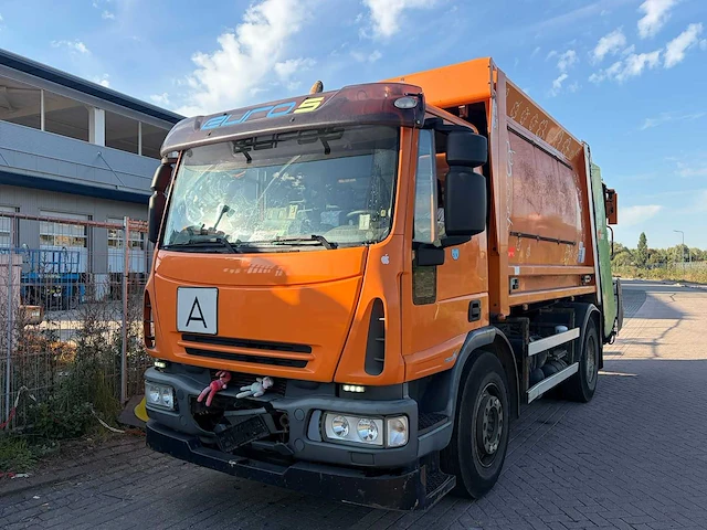 Iveco - vuilniswagen - vrachtwagen - afbeelding 1 van  11