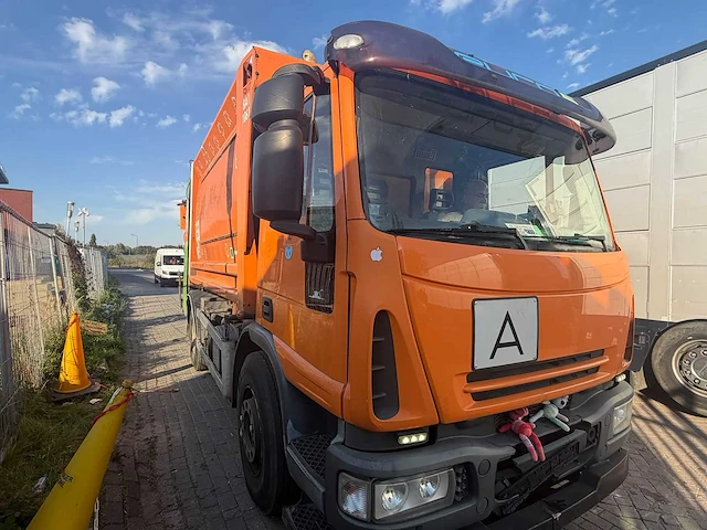 Iveco - vuilniswagen - vrachtwagen - afbeelding 4 van  11