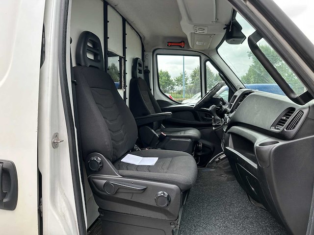 Iveco daily 35s11v 2.3 410 h3 106pk 2016 (origineel-nl) automaat, vt-330-s - afbeelding 20 van  37