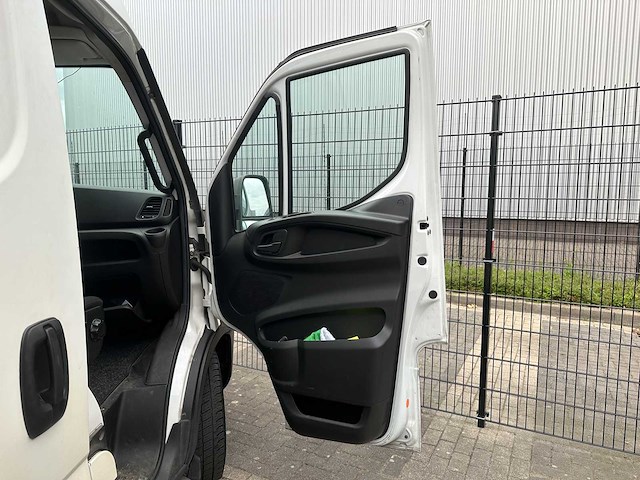 Iveco daily 35s11v 2.3 410 h3 106pk 2016 (origineel-nl) automaat, vt-330-s - afbeelding 22 van  37