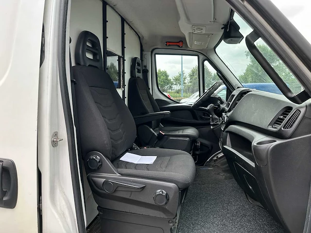 Iveco daily 35s11v 2.3 410 h3 106pk 2016 (origineel-nl) automaat, vt-330-s - afbeelding 8 van  37
