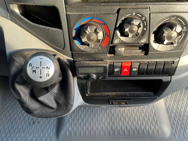 Iveco verkoop wagen ijscokraam met 230v installatie - afbeelding 2 van  37