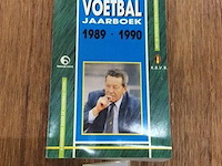 Jaarboek voetbal 1989-1990. - afbeelding 1 van  2