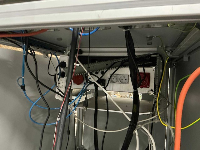 Jabil ev laadkabel testmachine - afbeelding 2 van  9
