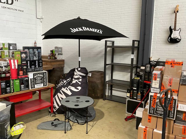 Jack daniels parasol, zit zak en 3x tafel - afbeelding 2 van  7
